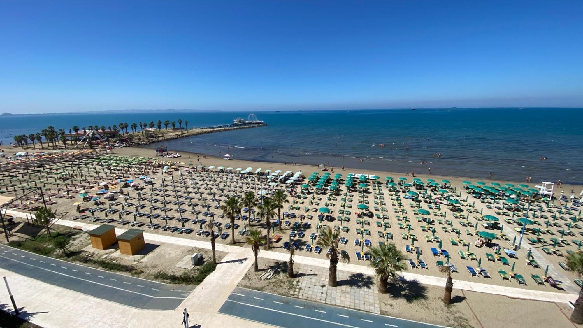Wave Beachfront Apartments Durrës Exterior foto